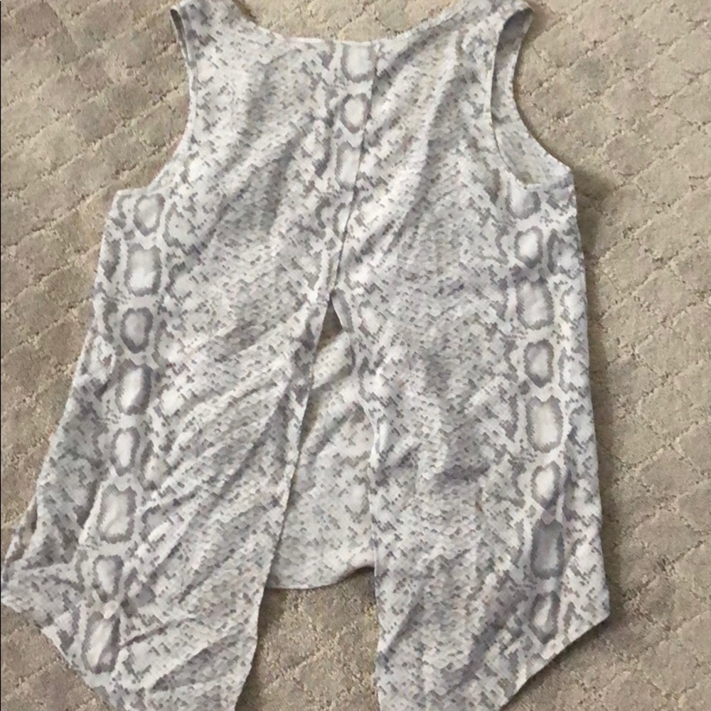 Scale pattern open back blouse - Picture 2 of 3